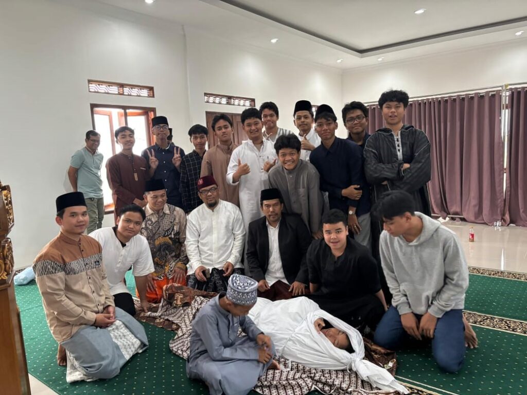 SANTRI DAARUL ARIFIN LAKSANAKAN PRAKTIK PEMULASARAN JENAZAH