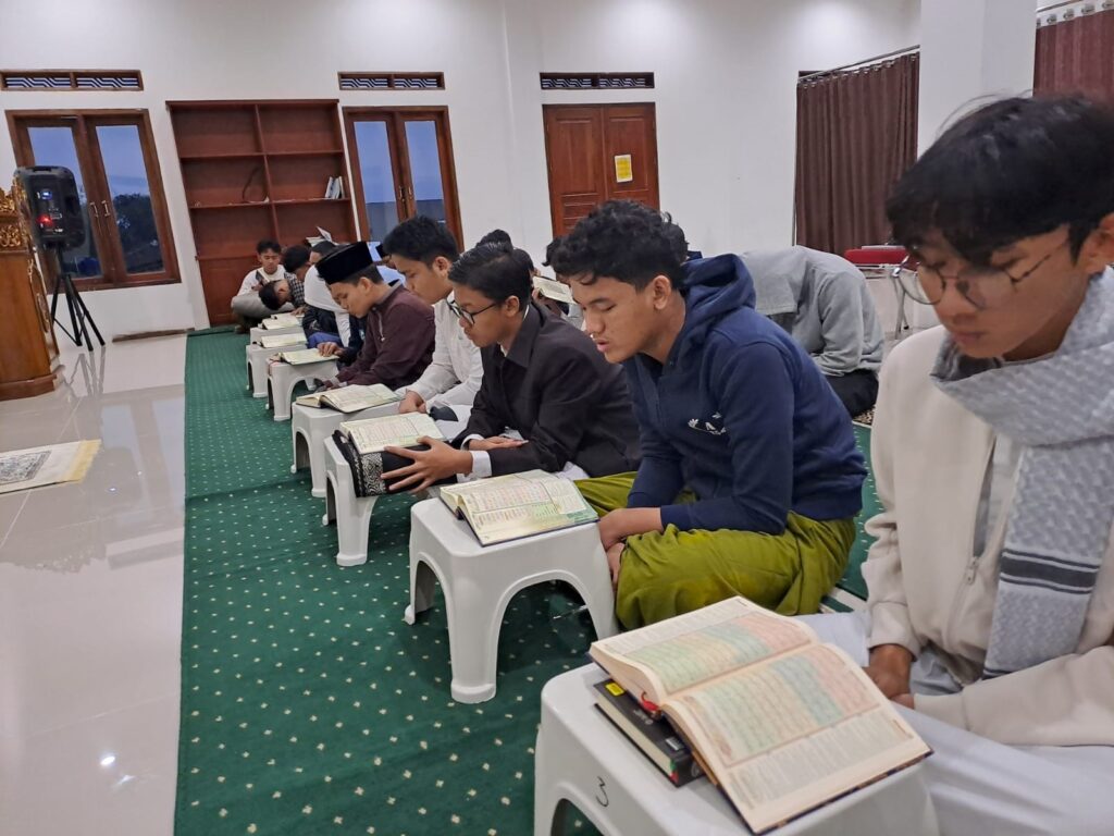 HALAQAH AL QUR’AN DI PESANTREN DAARUL ARIFIN