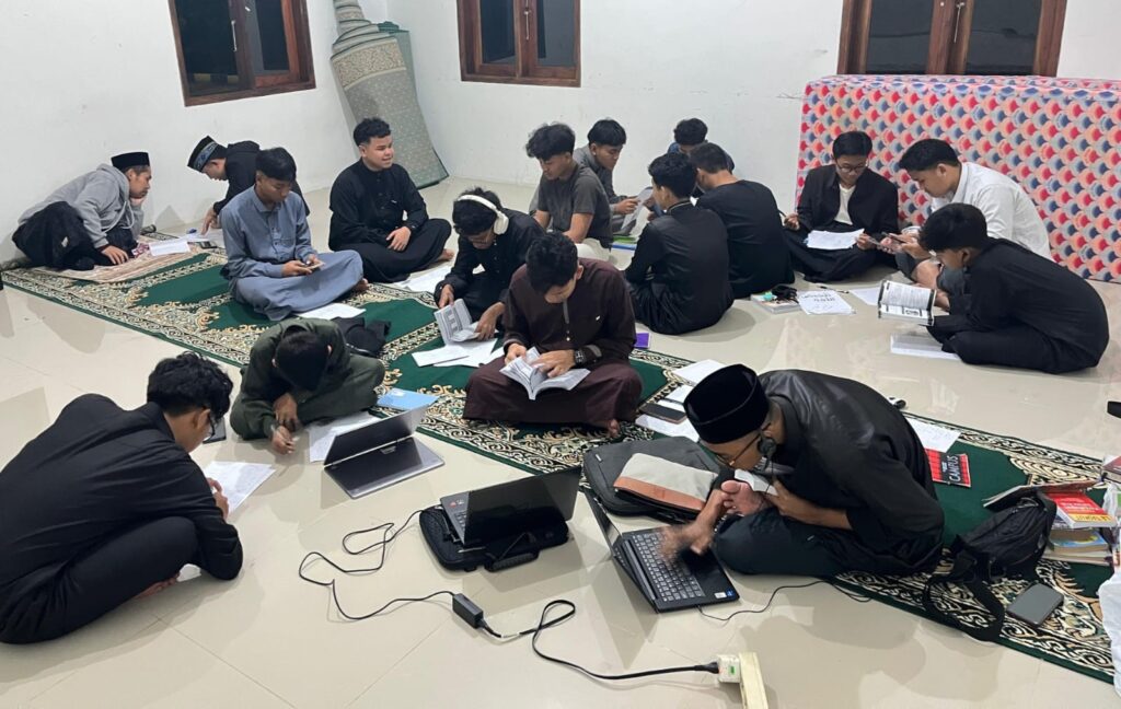 SANTRI BELAJAR DAN MENGHAFAL SEBELUM PLACEMENT TEST